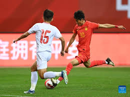 並於